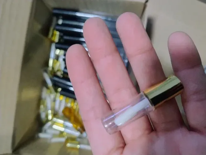 Frascos de rímel e lipbalm gloss