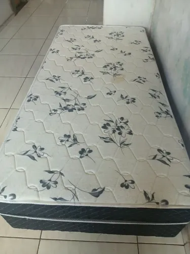Vende se cama de solteiro