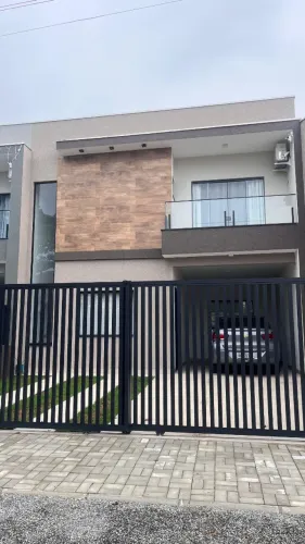 Casa em Itapoá-SC com 4 suítes e piscina- 30 m da praia