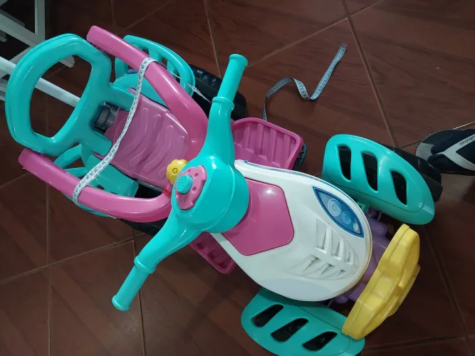 Quadriciclo infantil com empurrador