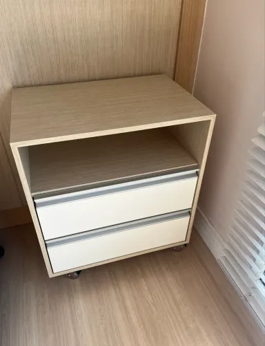 Mesa de cabeceira com nicho aberto, duas gavetas e rodinhas