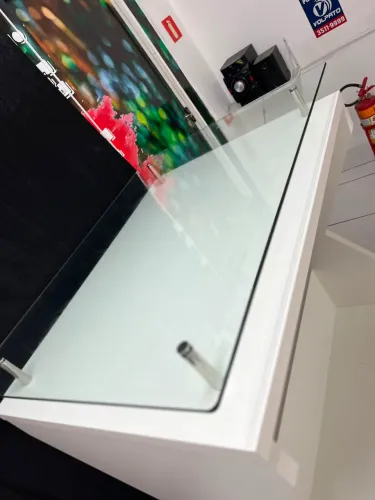 Balcão Expositor para loja - Branco com Vidro , Funcional