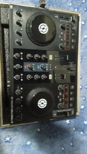 Traktor Kontrol S2 MK1 da Native Instruments.