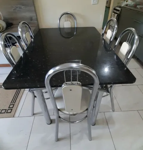 Mesa de Granito com cadeiras Carraro
