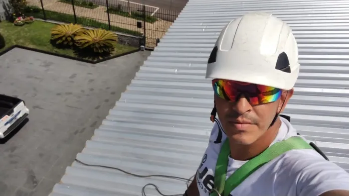 Reforma de telhado,troca de telhas, construção de cobertura, calhas em geral .