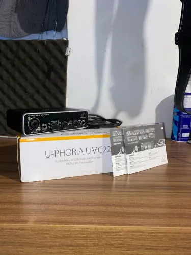 Interface de Áudio Behringer UMC22