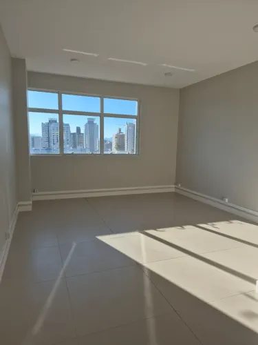 ALUGA-SE SALA COMERCIAL - EDIFÍCIO GLOBO TOWER | ESTREITO - FLORIANÓPOLIS