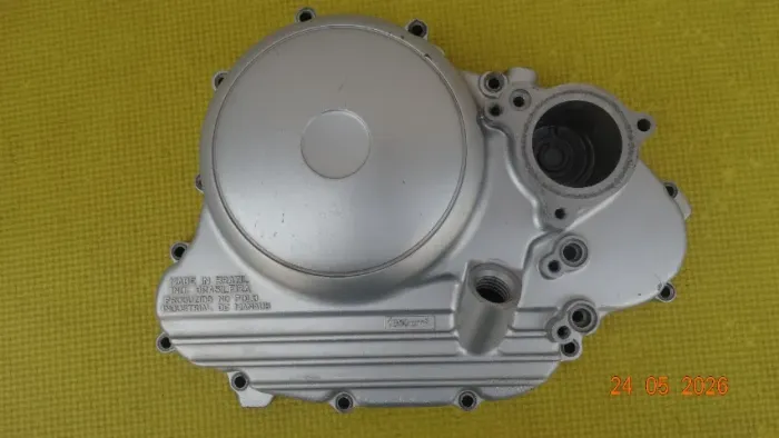 Tampa motor embreagem lado direito 