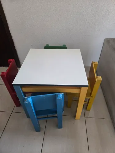Mesa infantil de madeira com 4 cadeiras, com gaveta, extrema qualidade