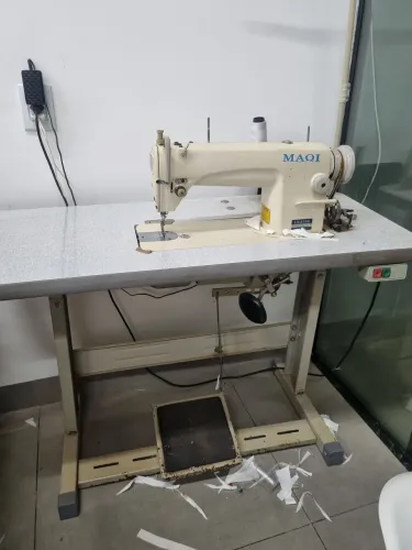 Máquina reta de costura industrial silenciosa