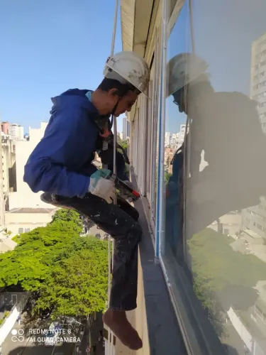 Silicone e Reparo em Caixilhos de Janelas