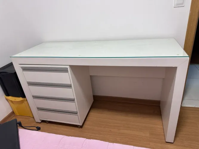 Mesa com escrivaninha 