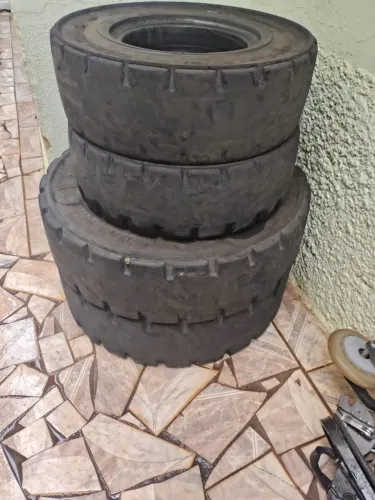 Pneus empilhadeira