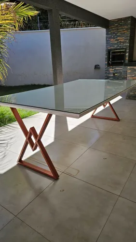 Mesa planejada com vidro
