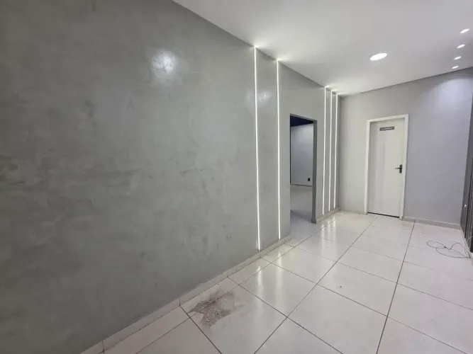 Sala Comercial Térrea 40 m² com  divisões mais cozinha água incluso - Centro