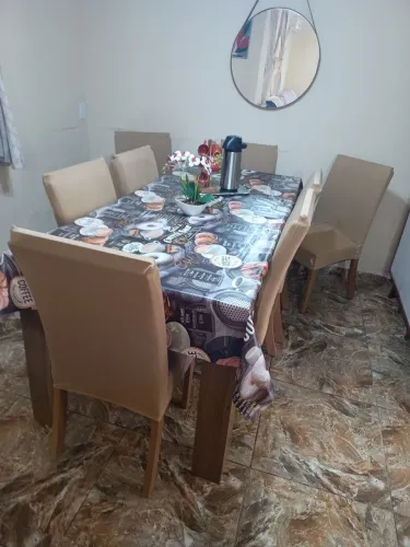 Mesa com 6 cadeiras estofadas