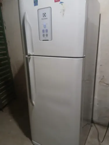 Vendo geladeira eletrolux dúplex gelando perfeitamente 