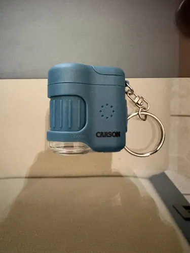 Microscópio Chaveiro Carson com Luz LED e UV, Zoom de 20x - Azul