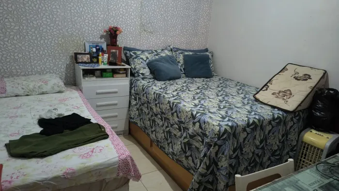 Cama casal, madeira com 4 gavetoes