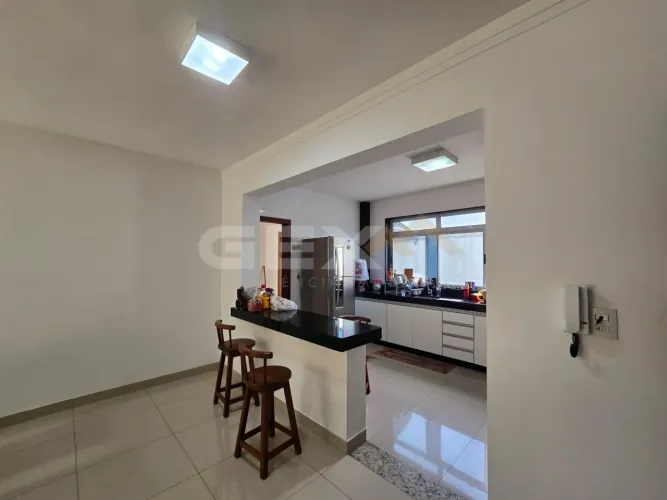Apartamento à venda no Antônio Fonseca com duas áreas privativas.