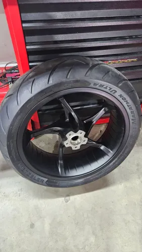 Roda e pneu traseiro - Harley davidson - original