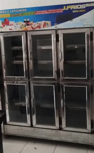 VENDO ESSE EXPOSITOR VITRINE GELANDO PERFEITAMENTE 