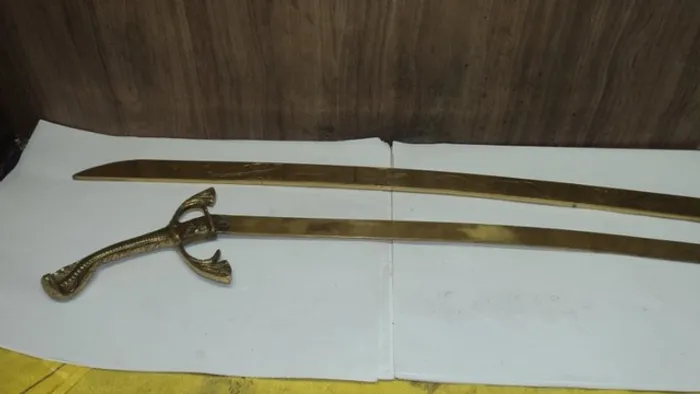 espada com bainha antiga bronze cabeça serpente