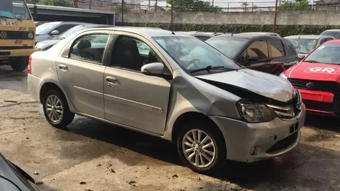 Toytota Etios sedan (Sucata)