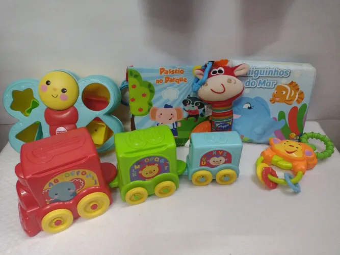 Kit de brinquedos para bebês em excelente estado de conservação
