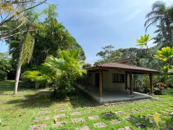 Casa em condomínio frente à praia da Enseada.