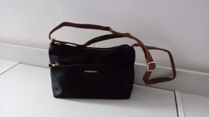 Bolsa nova , Chenson  preta , com marrom 