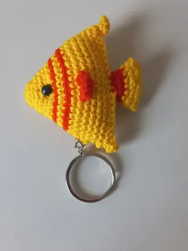 Chaveiro peixe tricot para bolsa de praia
