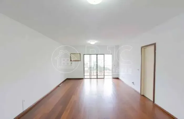 Imóvel para venda possui 136 metros quadrados com 3 quartos em Vila Isabel - Rio de Janeir