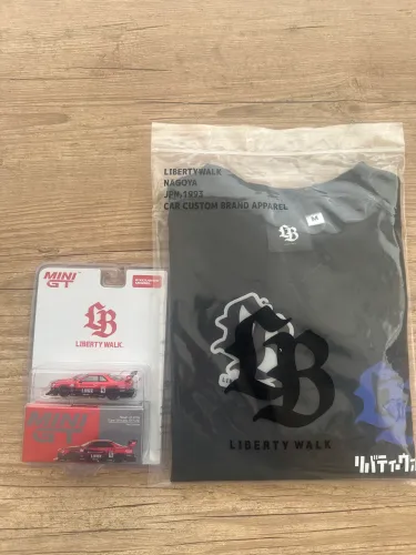 Mini GT Nissan LB-ER34 Super Sihouette Skyline Midnight Brasil + Camiseta Preta M