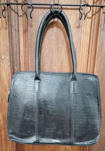 Pasta preta feminina em couro legítimo. Buscar próximo a Doca.