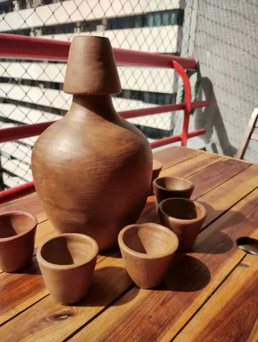 Conjunto de cerâmica rústica para servir com 6 copinhos e uma bandeja 