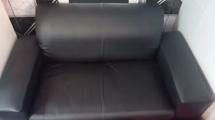 Sofá 2 lugares em couro sintético preto