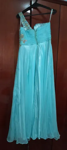Vestido para festa na cor azul.