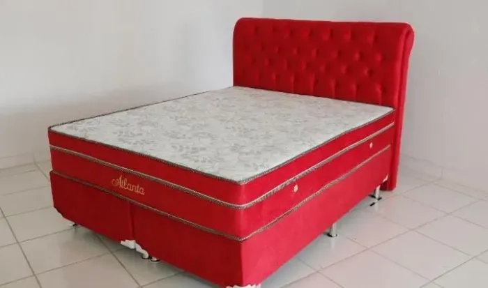 Cama queen size na cor vermelha completa