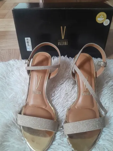 Promoção vendo sandália dourada com brilho da marca VizzanoVizzano