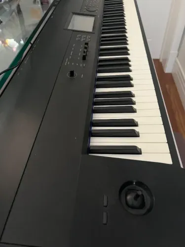 Piano elétrico Korg KROME Music Workstation 88 teclas