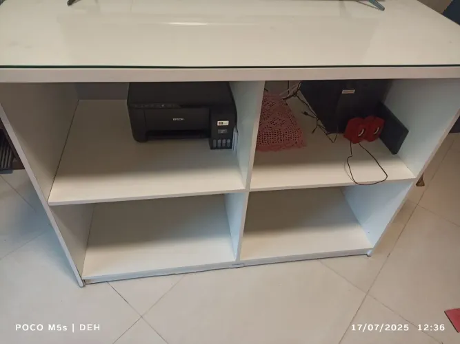 Móvel expositor com prateleiras