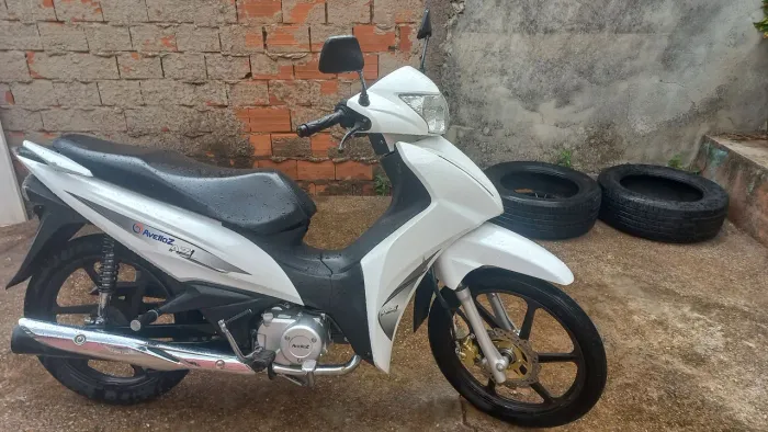 Vendo moto avelloz excelente estado de conservação completa econômica.  Tratar: José 