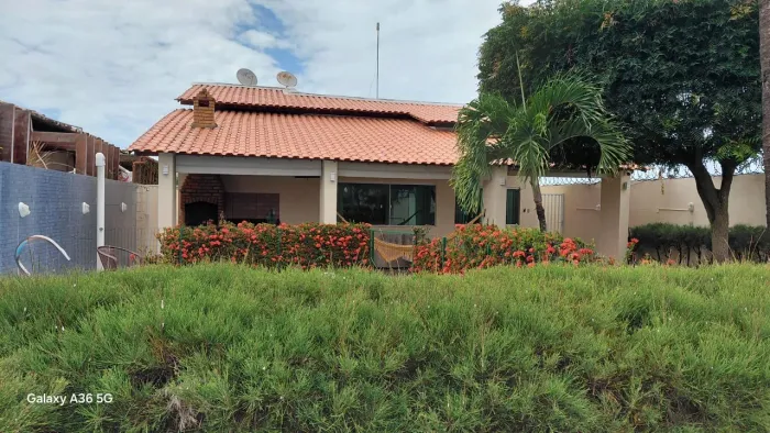 Casa com Piscina no Cond. Costa Marina (G)