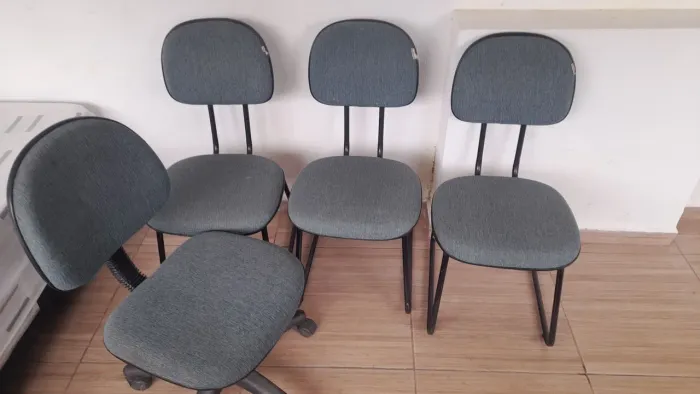 4 cadeiras fixas e 1 giratoria escritório em suzano