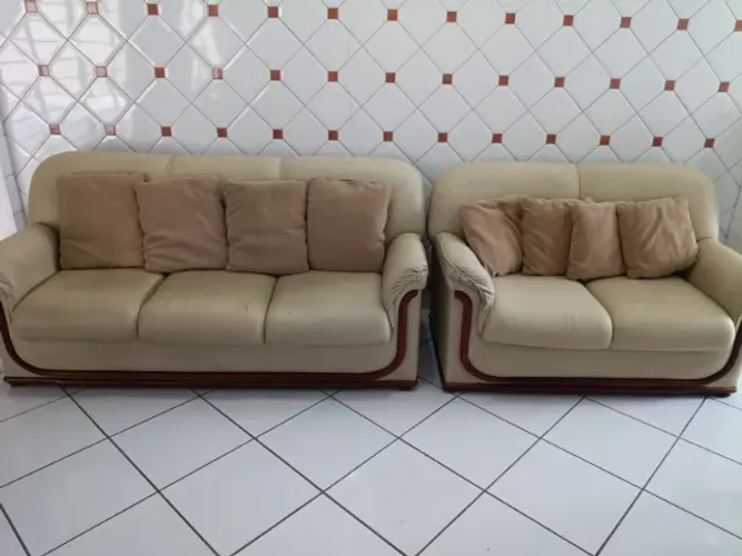 Conjunto de sofás 3 e 2 lugares bem forte, resistente e bem conservado
