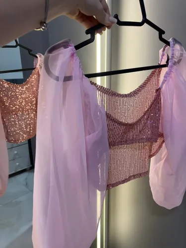 Sobreposição rosa com brilho e mangas bufantes