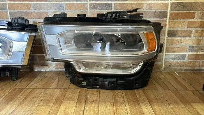Farol Esquerdo Dodge Ram