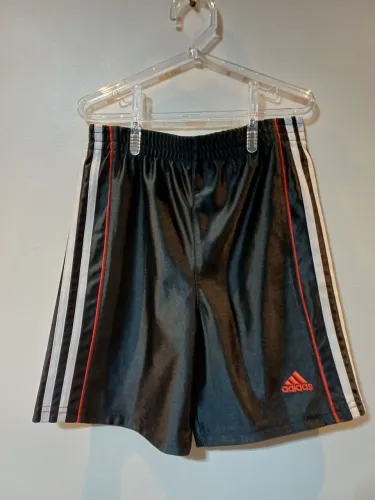 Bermuda infantil Adidas masculina original semi-nova, tam.5.