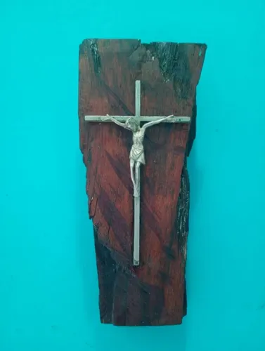 Antigo crucifixo em metal Espessurado a prata e madeira nobre rústica